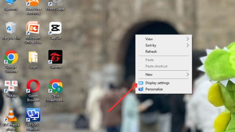 Nhấp chuột phải lên màn hình nền và chọn Display settings