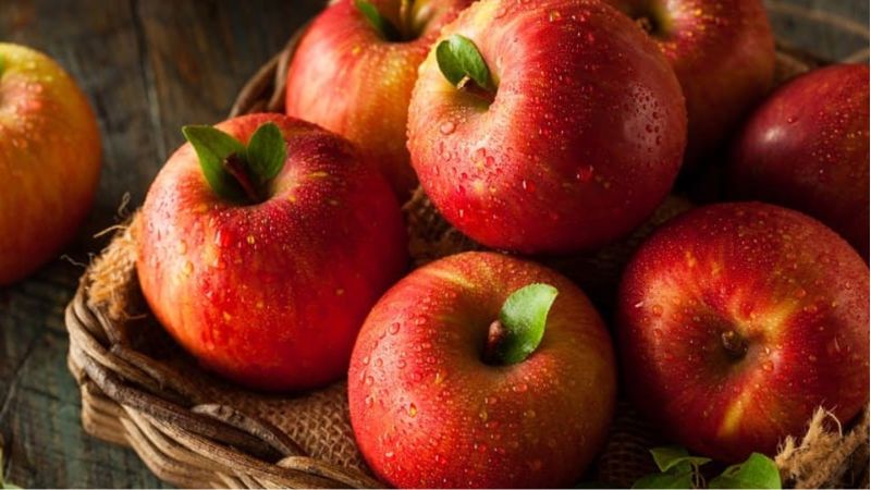 ăn táo giảm đau bụng