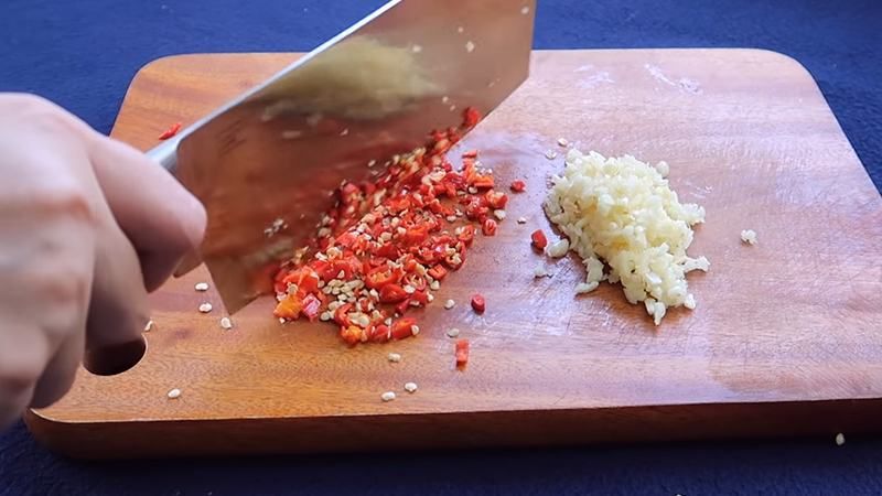 Băm nhuyễn tỏi ớt và lấy nước cốt chanh