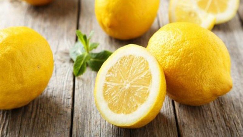 Bạn nên lăn nhỏ quả trên mặt bàn để tinh dầu có trong vỏ không bị văng ra khiến nước cốt chanh bị đắng