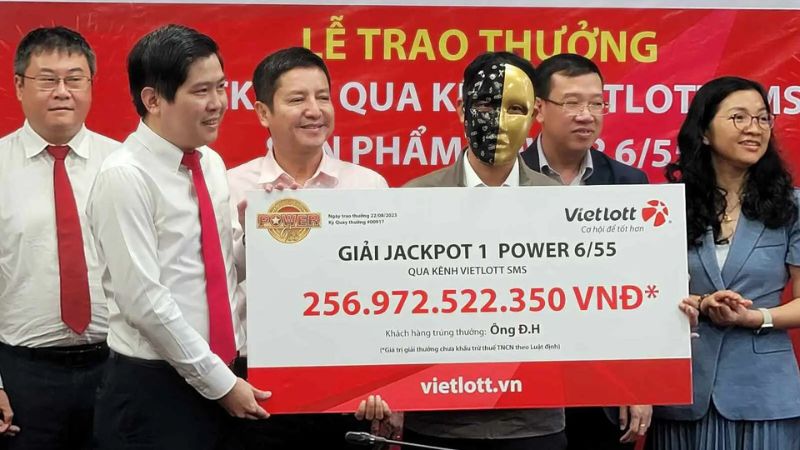 Vietlott trao thưởng các giải cực khủng cho khách hàng