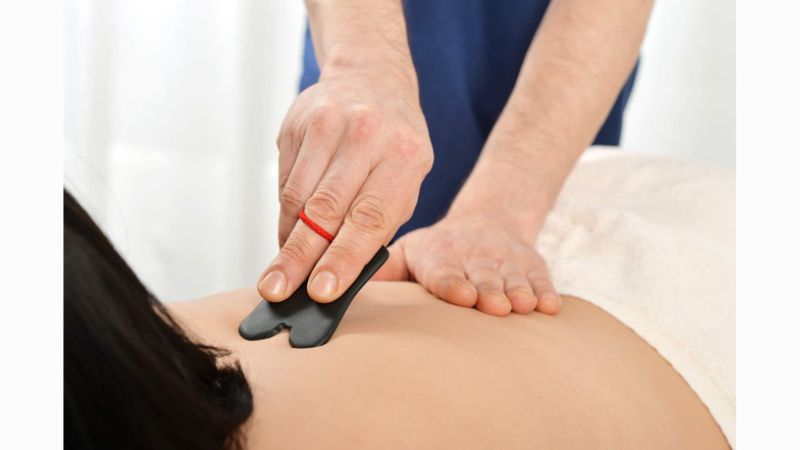 cách cạo gió bằng dầu