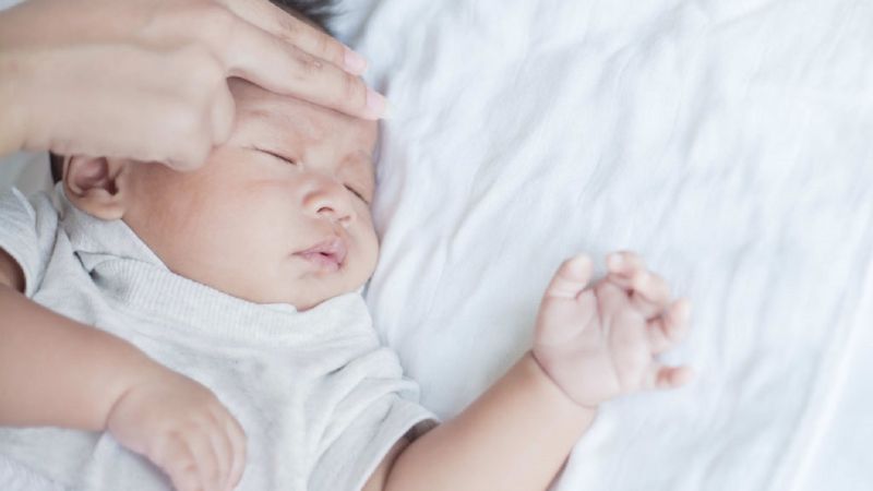 cách hạ sốt cho trẻ em