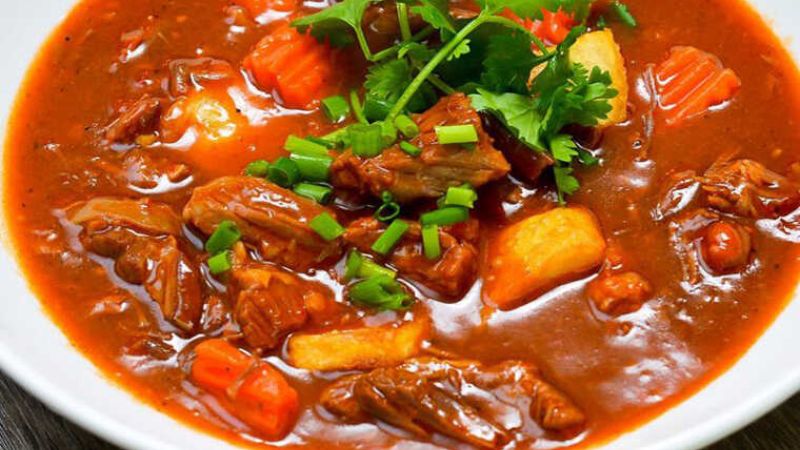 Hầm thịt bò trong khoảng 1 giờ để bò được mềm và thấm gia vị