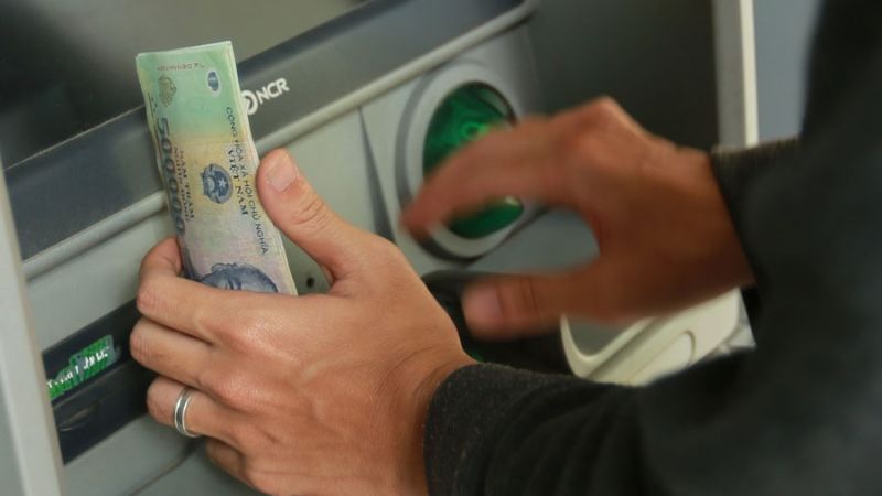 Cách rút tiền ATM Vietcombank