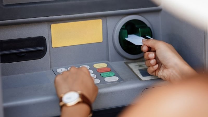 Cách rút tiền từ thẻ tín dụng phát sinh phụ phí cao 