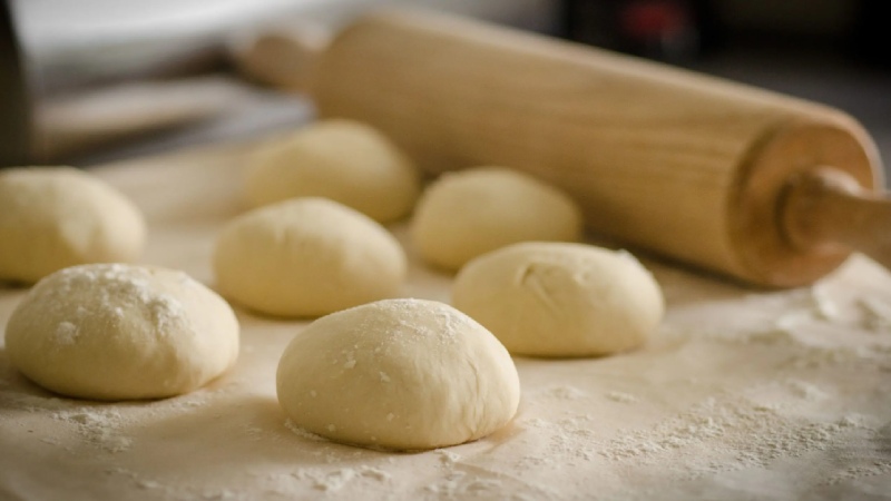 Chia nhỏ bột và ủ bột làm bánh mì