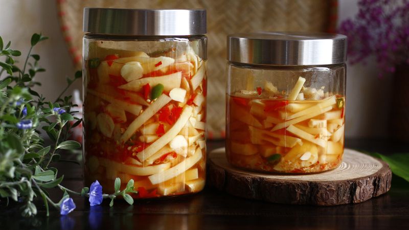 Chuẩn bị nguyên liệu làm măng chua