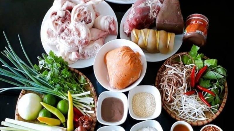 Chuẩn bị đầy đủ các nguyên liệu để nấu bún bò Huế