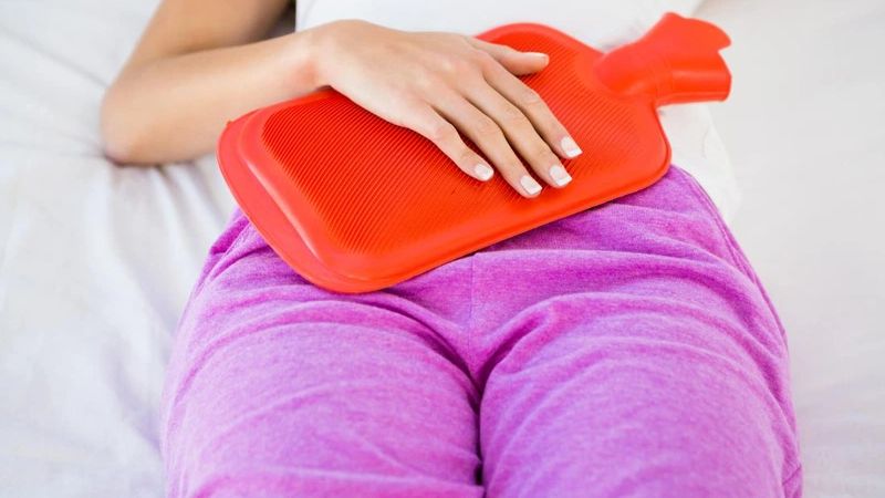 chườm ấm bụng giảm đau