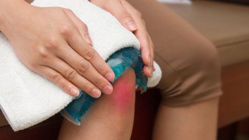 chườm ấm để giảm mụn nhọt