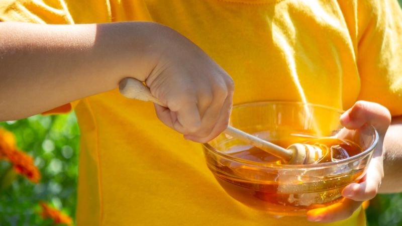có nên dùng mật ong cho trẻ em
