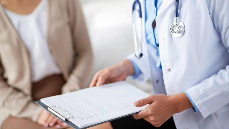 đến gặp bác sĩ khi bị mụn nhọt nặng