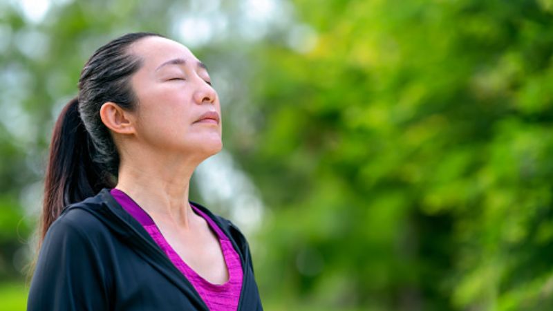 hít thở sâu trị nấc cụt