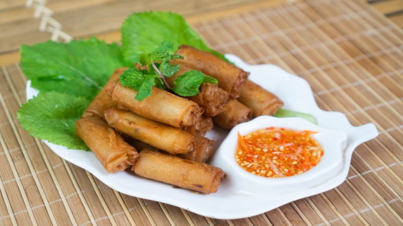 Hoàn thiện món chả giò