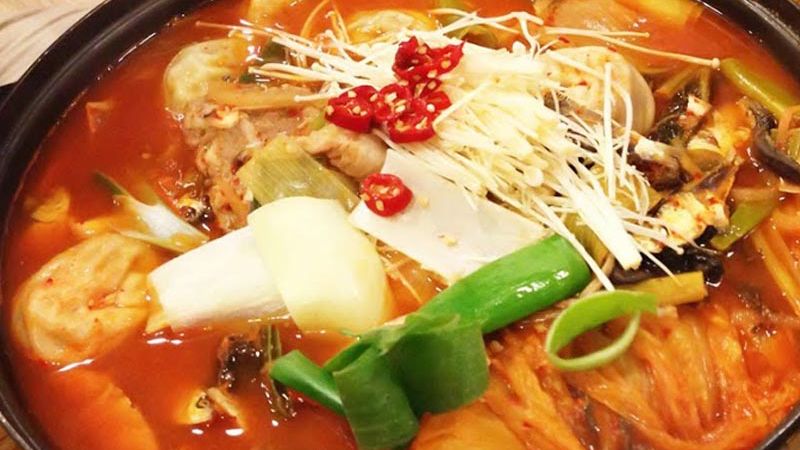 Chuẩn bị đầy đủ nguyên liệu để làm lẩu bò kim chi