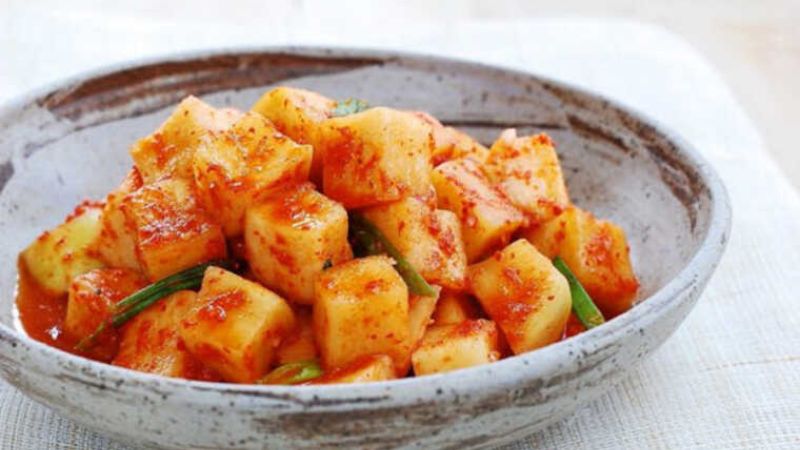 Kim chi củ cải giòn tan, chua ngọt, thanh mát
