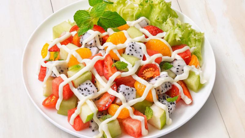 Lựa chọn các loại quả yêu thích để làm salad trái cây