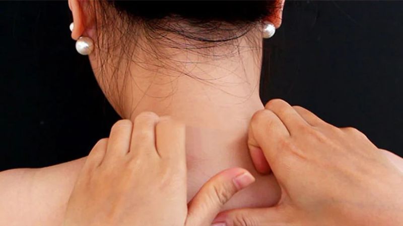 massage cổ và tai trị huyết áp