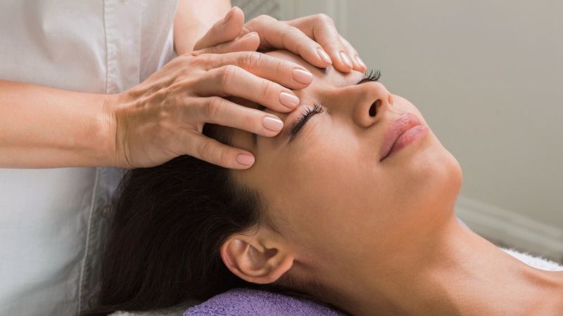 massage nhẹ nhàng vùng đầu