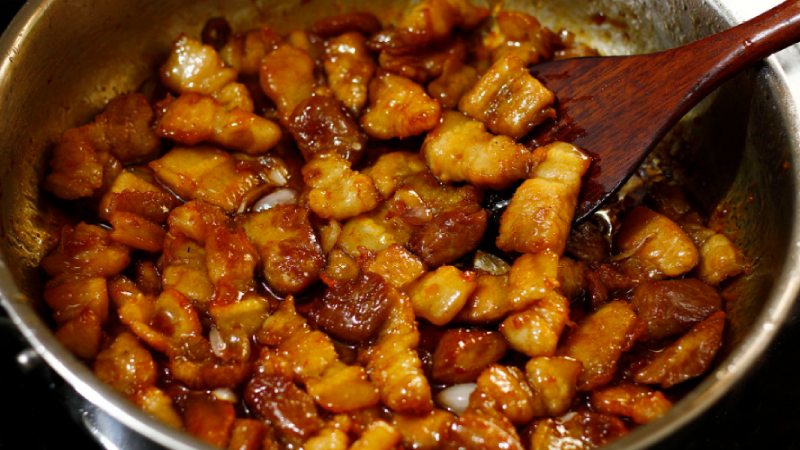 Một số lưu ý khi làm thịt rang cháy cạnh