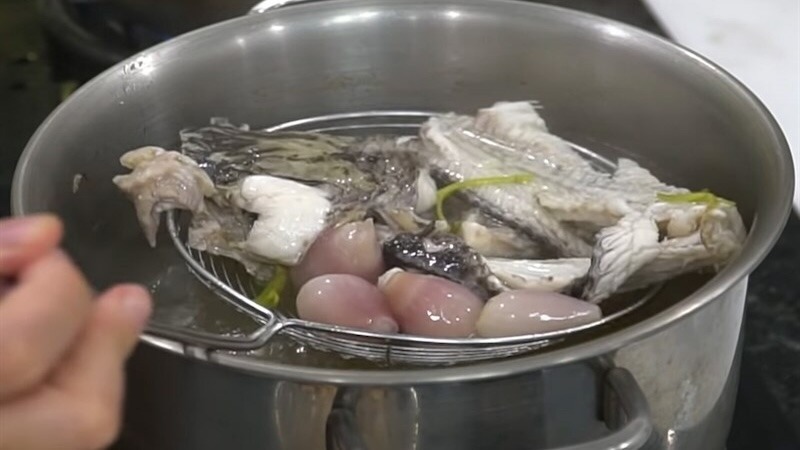 nấu nước dùng bánh canh cá lóc