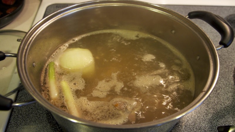 Nấu nước dùng mì Quảng