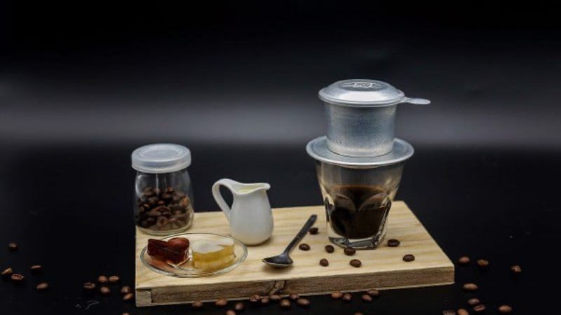 Nên ưu tiên phin nhôm bởi hương vị sẽ mộc mạc, đậm đà hơn
