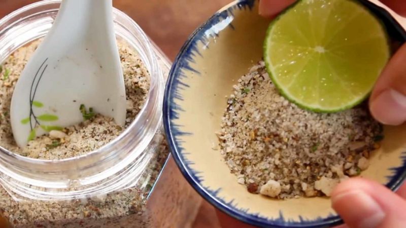 Nếu muốn đậm vị hơn, bạn có thể chấm với muối tiêu chanh hoặc tương ớt