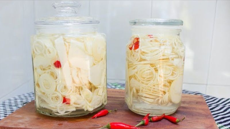 Ngâm măng vào hũ sạch