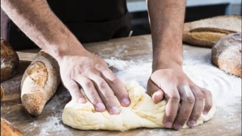 Nhào bột làm bánh mì