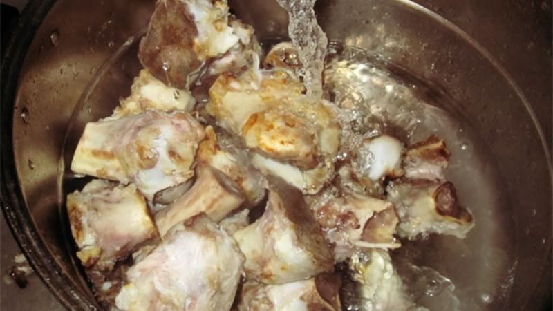 Ninh xương bò để có nước dùng ngọt, thơm