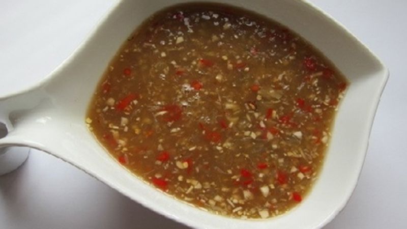 Pha mắm nêm cần thêm chút tỏi và ớt