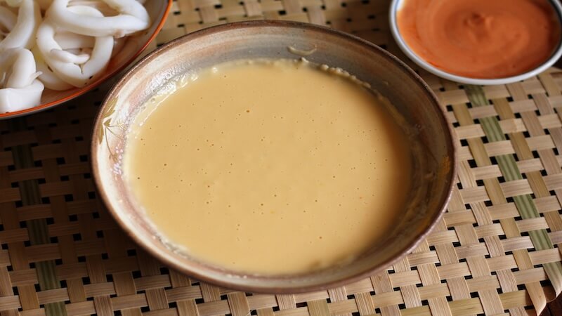 Pha bột chiên giòn có trứng gà