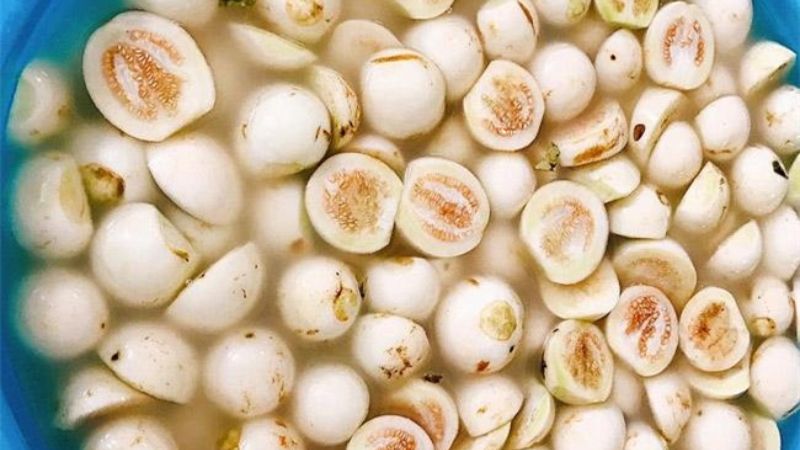Rửa sạch cà pháo để loại bỏ độc tố