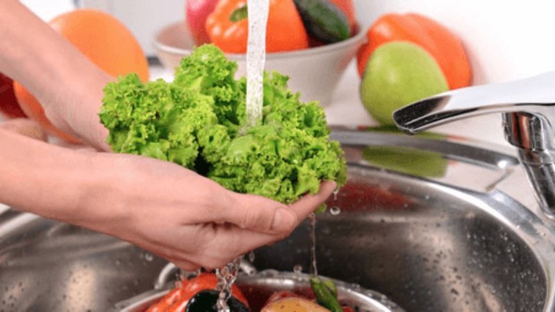 Rửa thật sạch các loại rau sống và rau ăn kèm