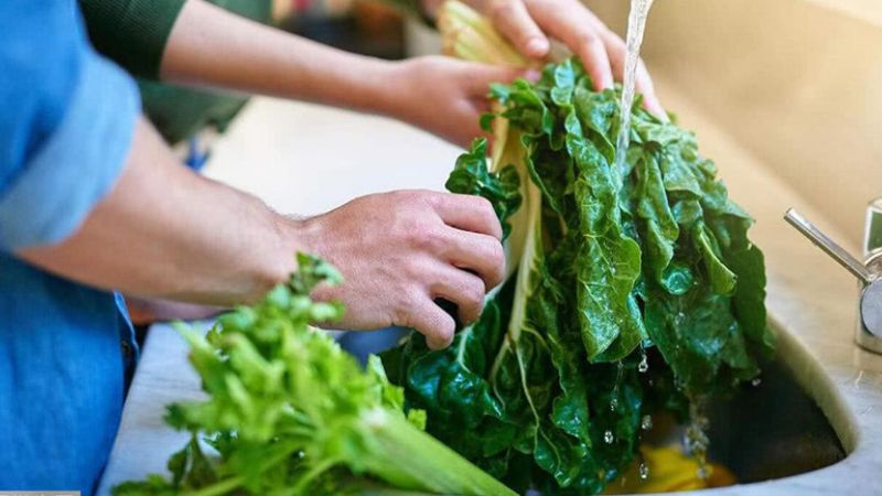 Rửa và sơ chế lá củ cải