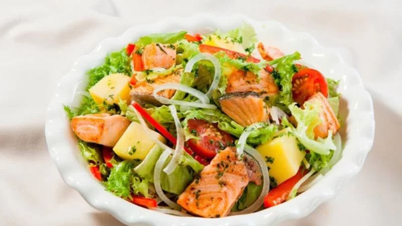 Salad cá hồi là sự kết hợp giữa vị thơm ngon của cá với vị mát lành của rau củ