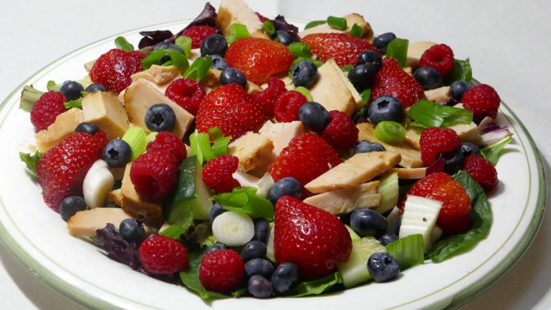 Salad hoa quả họ berry cực giàu vitamin