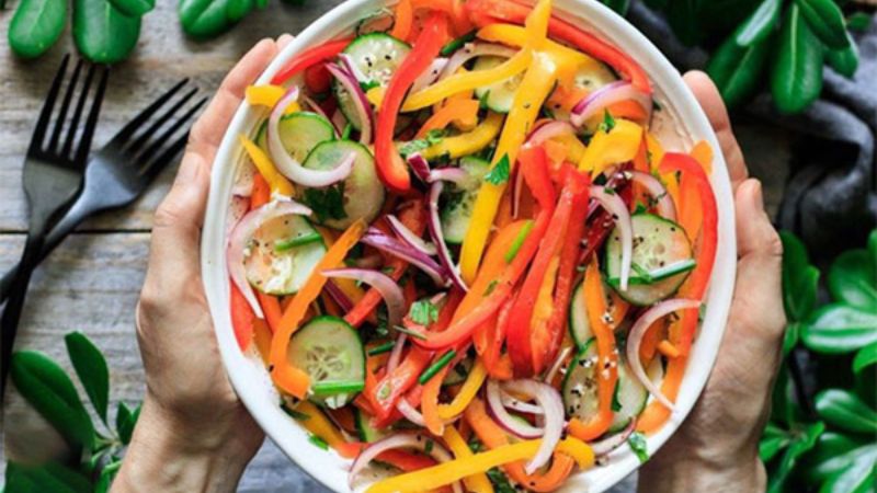 Salad ớt chuông là một món ăn đầy màu sắc