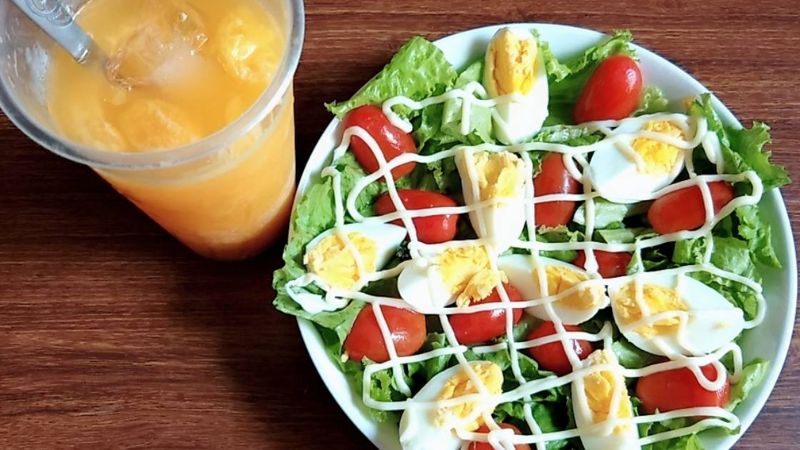 Salad rau củ trứng gà giàu dinh dưỡng