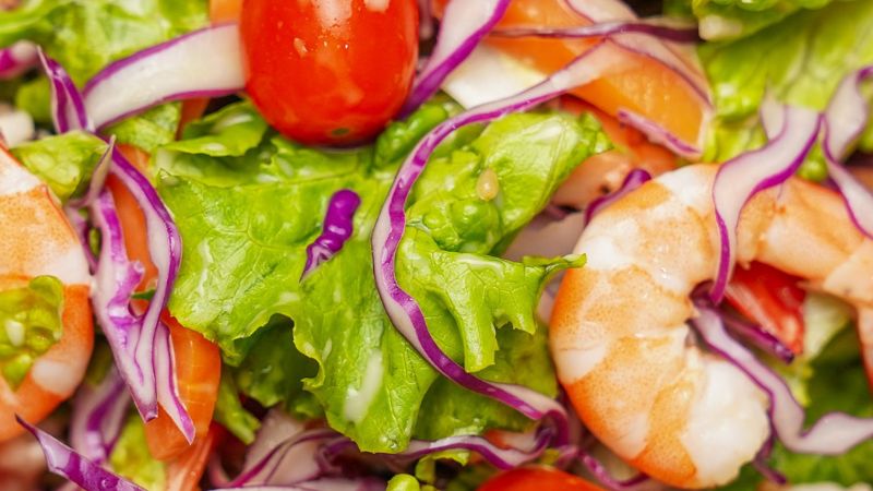Salad tôm là một món ăn tươi mát, rất được yêu thích