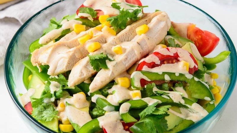 Salad ức gà là một sự lựa chọn bổ dưỡng cho bữa nhẹ