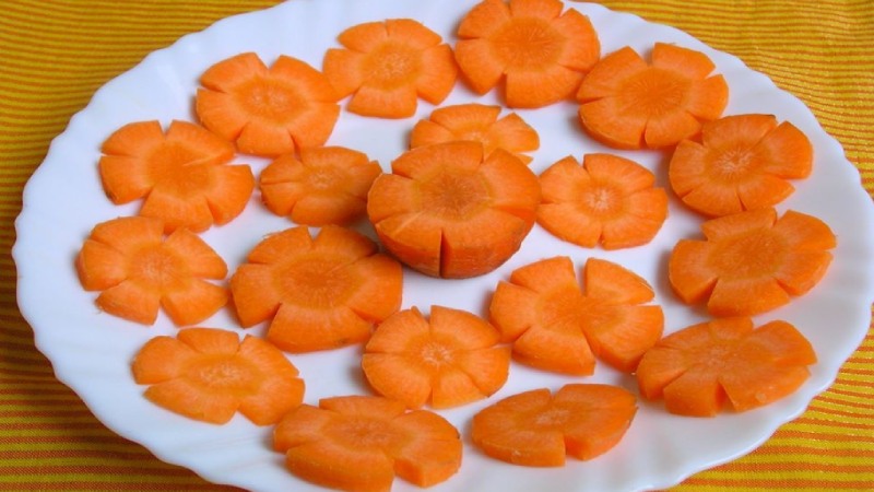 Sơ chế các nguyên liệu rau củ làm bún chả