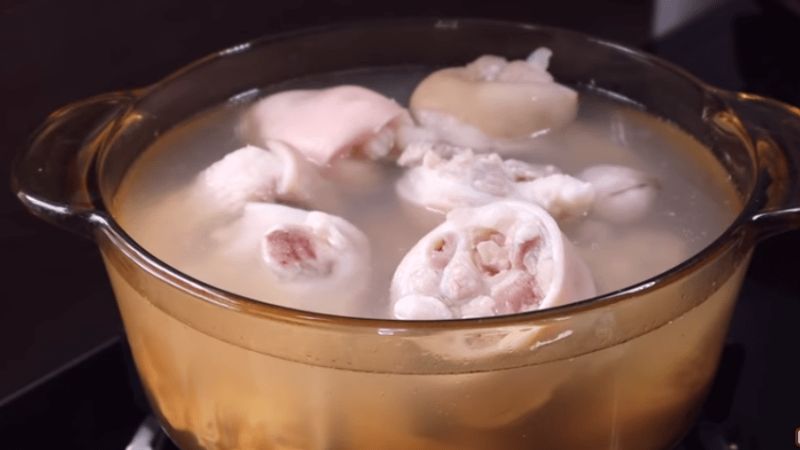 Luộc sơ chân giò trong nước sôi để khử mùi hôi và cặn bẩn