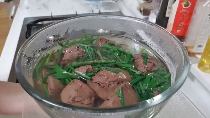 Thái huyết thành các miếng vừa ăn