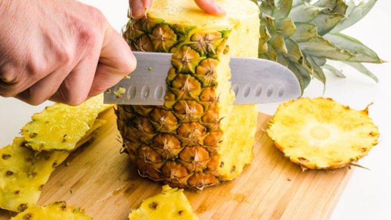 Sơ chế nguyên liệu dứa, tỏi và ớt