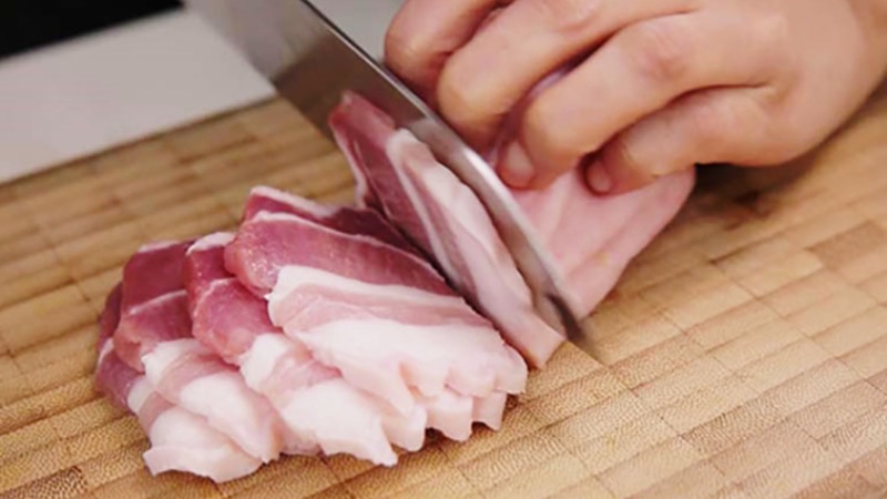 Sơ chế nguyên liệu làm bún chả