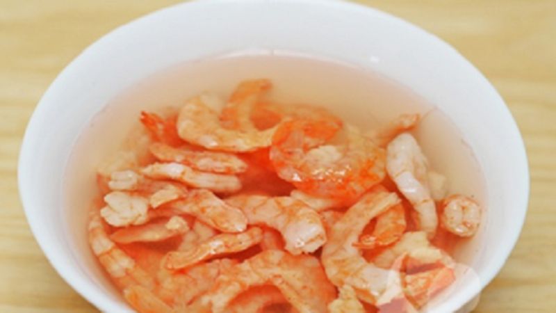 Sơ chế nguyên liệu làm sa tế tôm