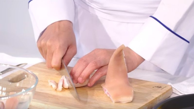 Sơ chế nguyên liệu làm thịt đông